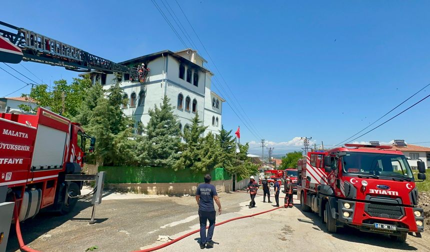 Medresede Korkutan Yangın; Maddi Hasar Oluştu