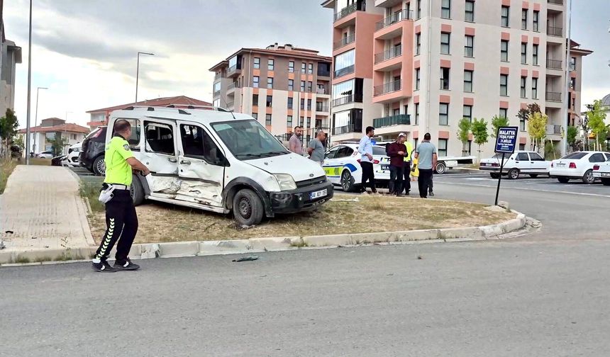 Minibüs ile Hafif Ticari Araç Çarpıştı: 2 Yaralı