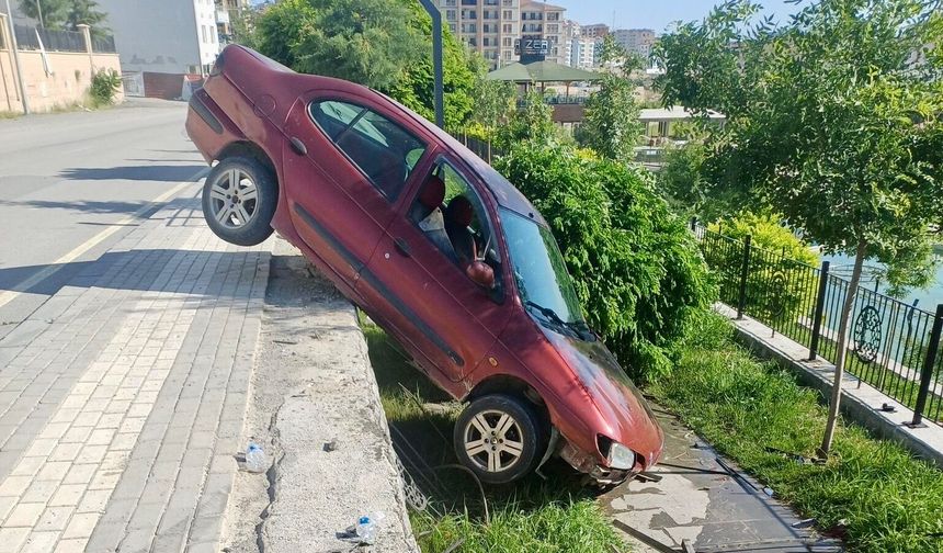 Otomobil Dereye Düşmekten Son Anda Kurtuldu