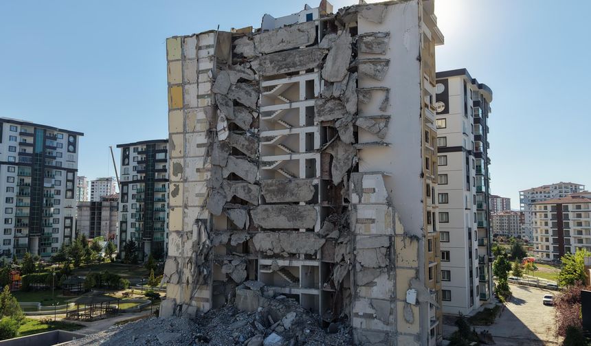 Şehristan'da İş Makineleri Zorlandı Çalışmalar Durdu