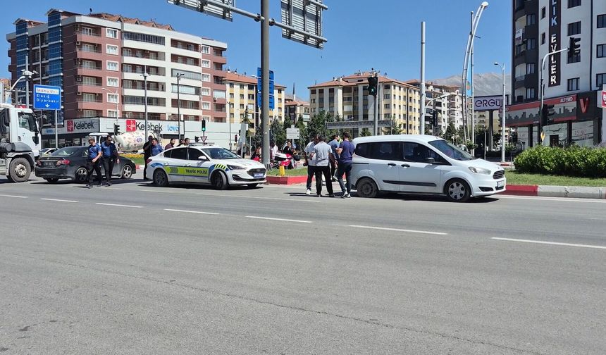 Sivil Ekip Aracı İle Motosiklet Çarpıştı