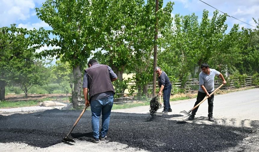 Yeşilyurt Belediyesi Topsöğüt Mahallesi'nde Yol Yenileme Çalışmalarını Sürdürüyor