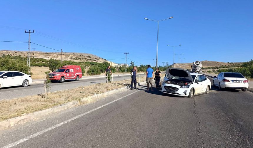 Arguvan Kavşağı'nda Lastik Patladı, Otomobil Karşı Şeride Geçti