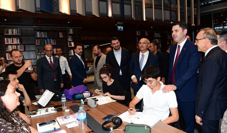 Bakan Kurum Şehir Kütüphanesi'nde Gençlerle Buluştu