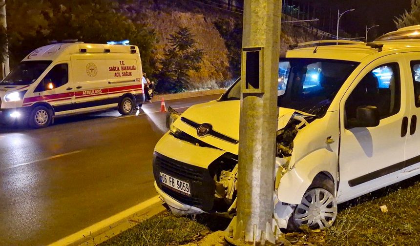 Hafif Ticari Araç Aydınlatma Direğine Çarptı: 2 Yaralı