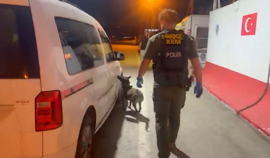 Narkotik Köpeği Tepki Verdi, Gizli Bölmeden 1 Kilo Metamfetamin Çıktı