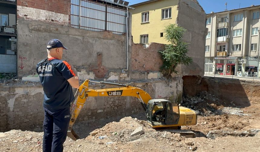Temel Kazısında Toprak Kaydı, 2 Katlı Ev Tahliye Edildi