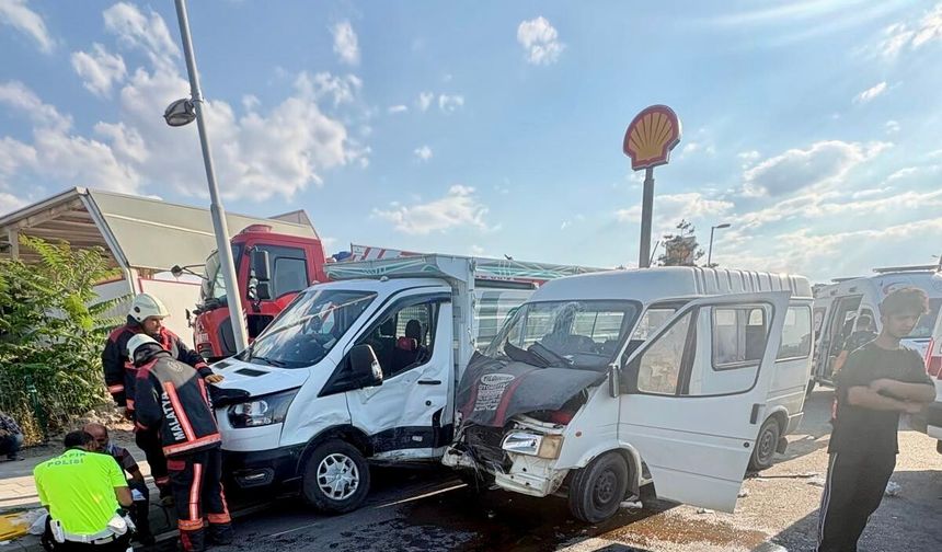 Yakınca'da Minibüs ile Kamyonet Çarpıştı: 6 Kişi Yaralandı