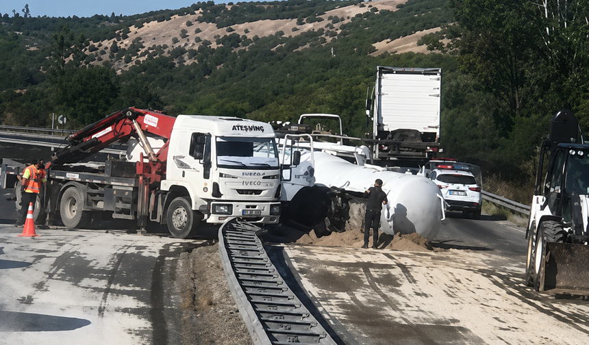 Yakıt Tankeri Devrildi, Kara Yolunda Önlem Alındı