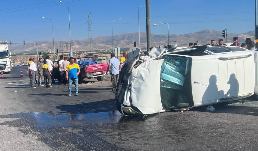 Akçadağ'da İki Otomobil Çarpıştı: 2 Yaralı