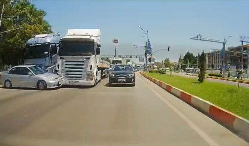 Çevreyolunda Tır ile Otomobil Çarpıştı: O Anlar Kamerada
