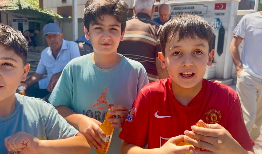 Cuma Namazına Gelen Çocuklara Kayısı Kolası Sürprizi