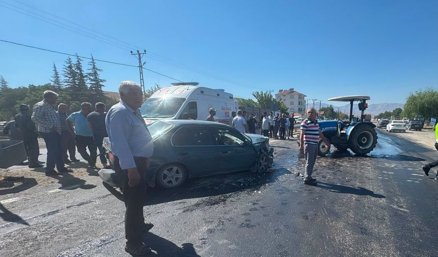 Doğanşehir'de Otomobil Traktöre Çarptı: 3 Yaralı