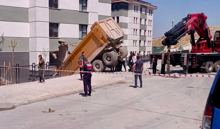 Freni boşalan hafriyat kamyonu TOKİ konutlarına çarptı: Sürücü yaralandı