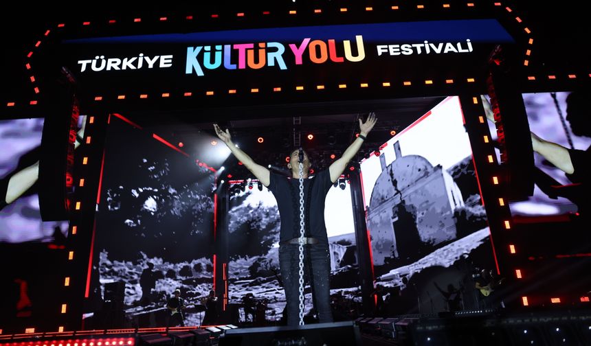Kıraç Malatya'da Festival Sahnesinde Sevenleriyle Buluştu