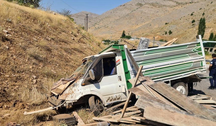 Kontrolden Çıkan Kamyonet Toprak Alana Çarptı: 2 Yaralı