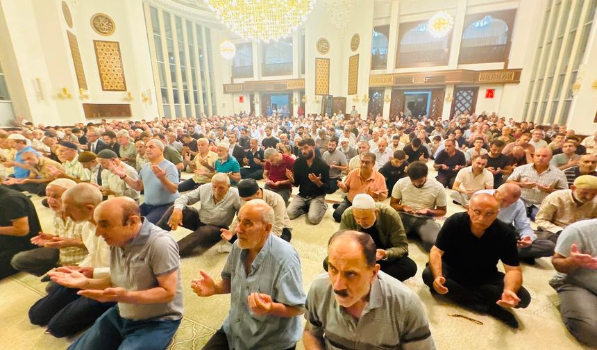 Malatya'da Mevlid Kandili Dualarla İdrak Edildi