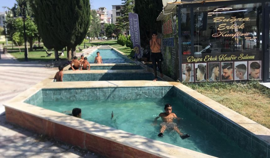 Sıcaktan Bunalan Çocukların Serinlik Adresi Süs Havuzu Oldu