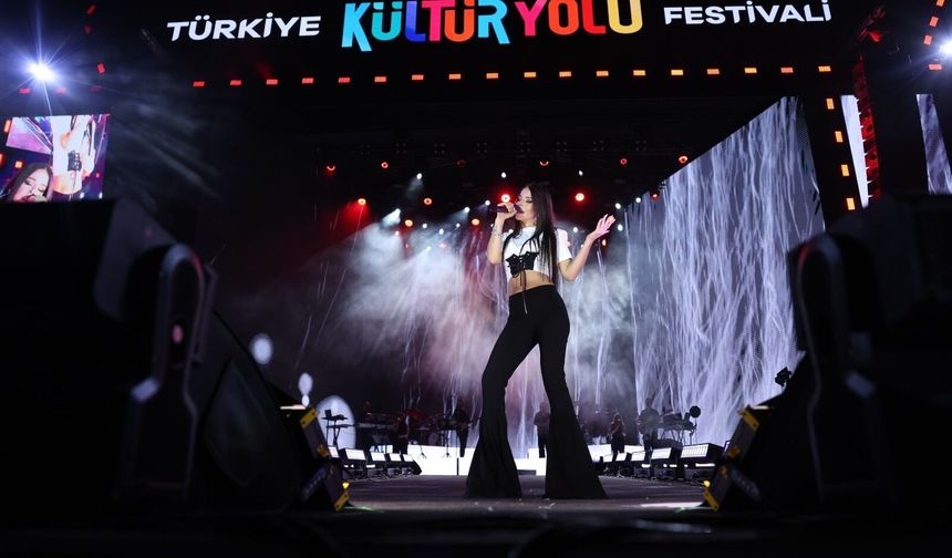 Simge Malatya'da Sevilen Şarkılarıyla Sahne Aldı
