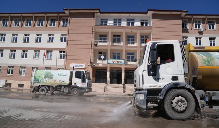 Battalgazi'de Okullara Eğitim Öncesi Temizlik