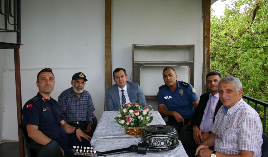 Cümbüş Ustası Kadir Durak'a 90. Yaş Sürprizi