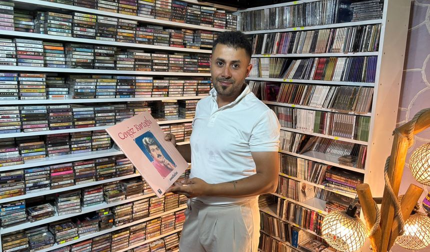 Deprem Sonrası Gelen Hediye Tutkuya Dönüştü: Binlerce Plakla Geçmişi Yaşatıyor
