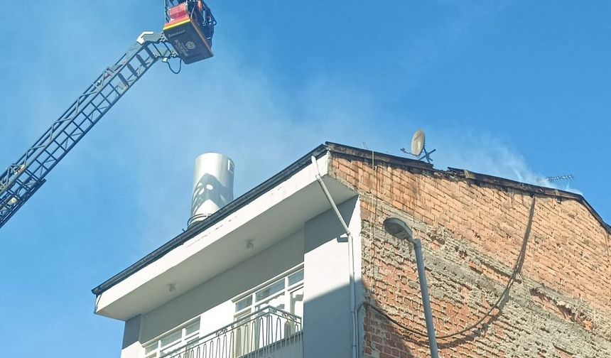 Hamidiye Mahallesi'nde Korkutan Çatı Yangını: İtfaiye Ekipleri Hızla Müdahale Etti