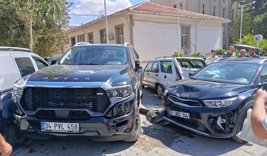 Kontrolden Çıkan Araç Park Halindeki 4 Araca Çarptı