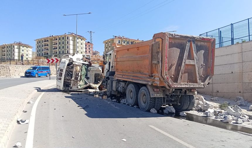 Malatya'da İki Hafriyat Kamyonu Çarpıştı: 1 Yaralı