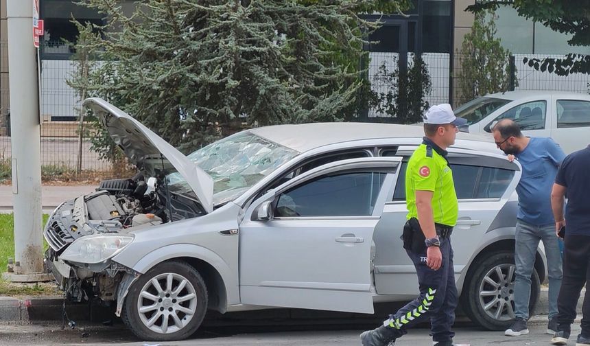 Malatya'da otomobil trambüs direğine çarptı: 2'si çocuk 4 yaralı