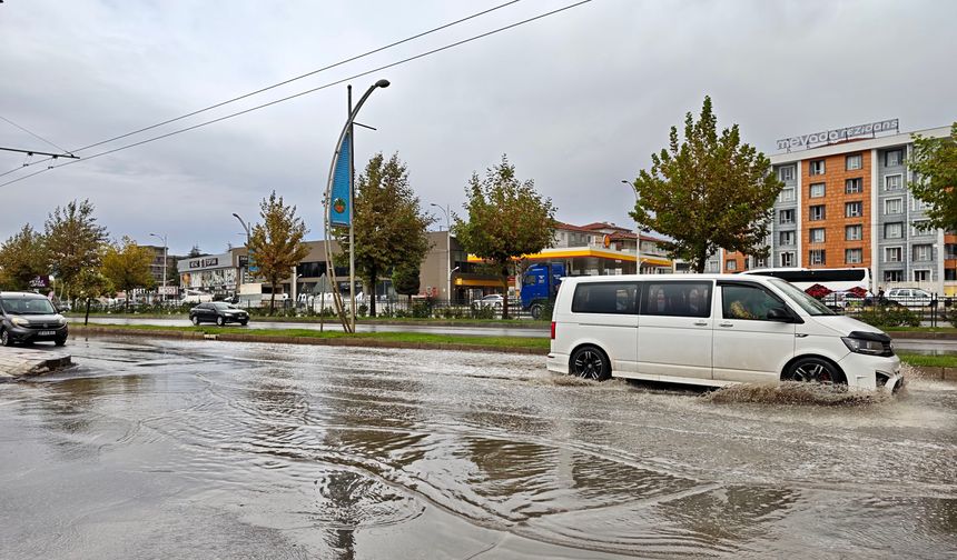 Malatya'da Sağanak Etkili Oldu: Yollarda Su Birikintileri Oluştu