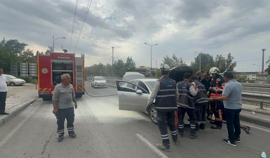 Malatya'da Seyir Halindeki Otomobilde Yangın Paniği