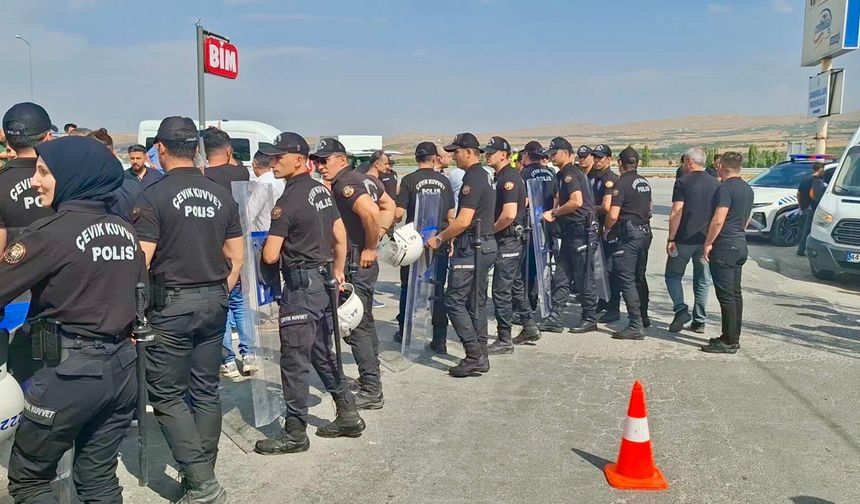 Ölümlü Kazanın Ardından Halk Yola İndi: 'Daha Kaç Can Gidecek?'