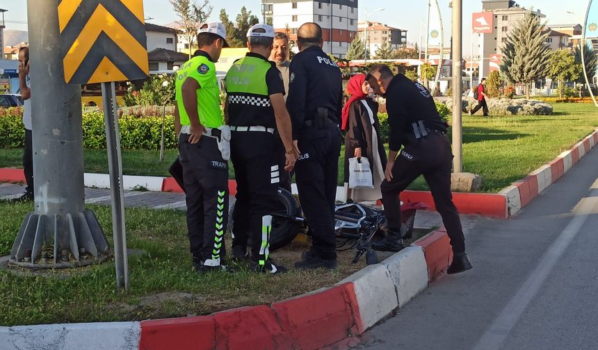 Otomobilin Çarptığı Elektrikli Bisiklet Sürücüsü Ağır Yaralandı