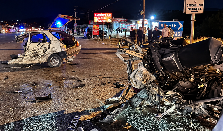 Otomobilin İkiye Ayrıldığı Kazadan Acı Haber