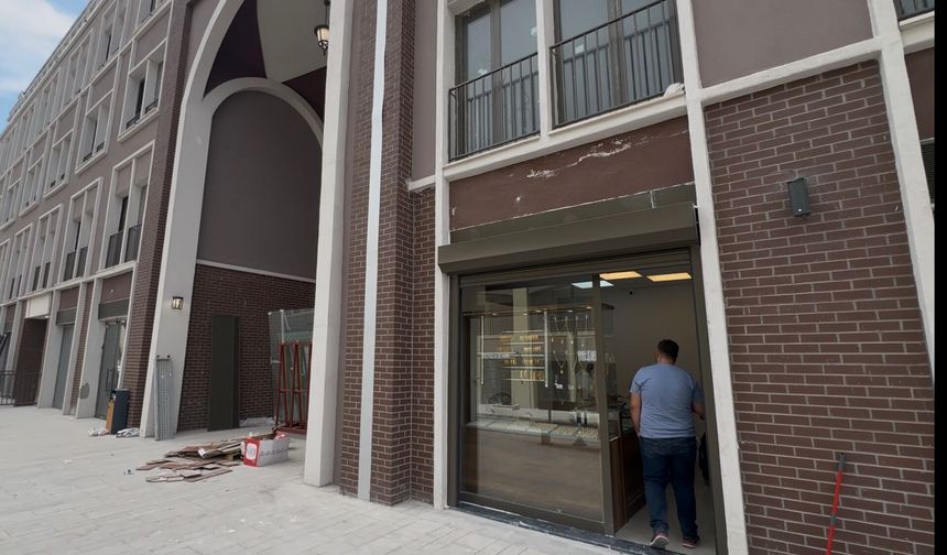 Yeni Çarşıda Duvarı Delip Kuyumcuya Girdiler