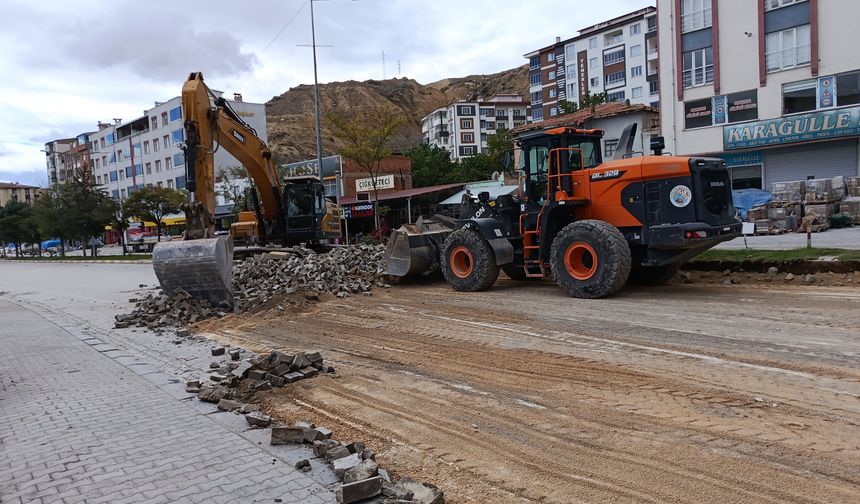 Darende'de D-300 Kara Yoluna Sıcak Asfalt