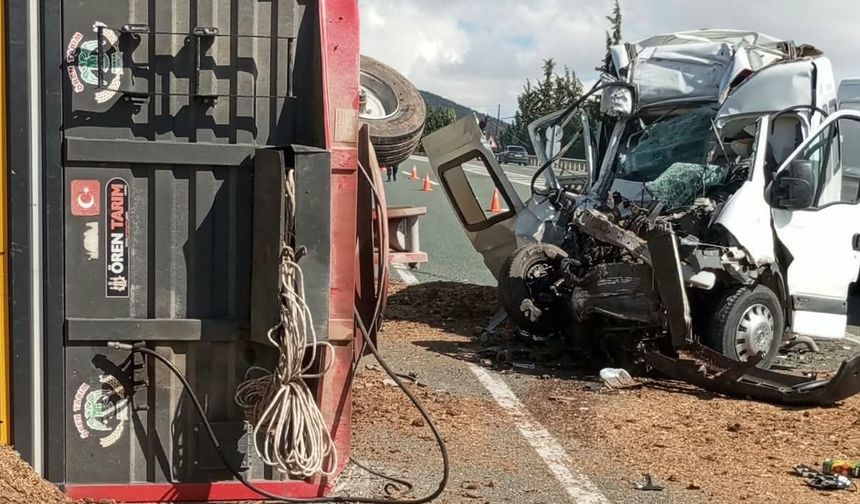 Elazığ-Malatya Yolunda Minibüs Traktöre Çarptı: 1 Yaralı