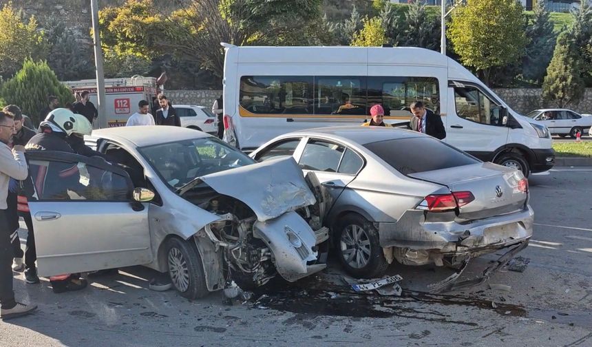 Malatya'da 6 Araç Birbirine Girdi: 3 Yaralı