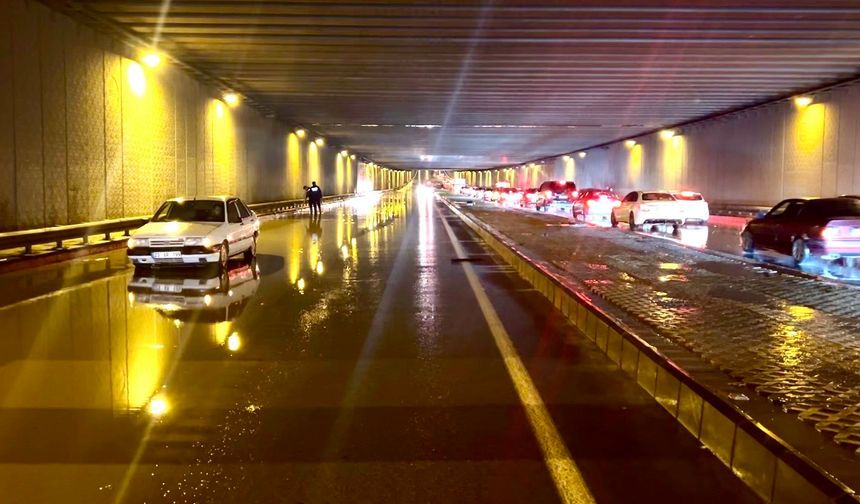 Malatya'da Alt Geçitler Suyla Doldu, Gözler Karayollarına Çevrildi