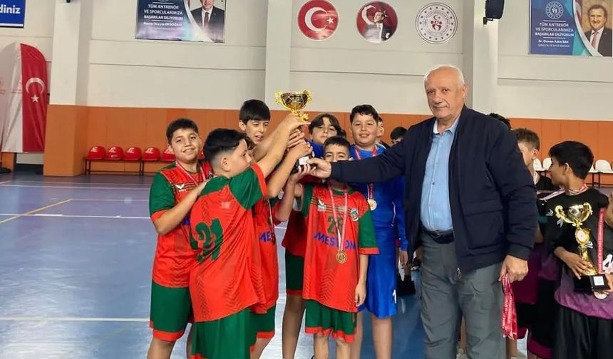 Malatya'da Minik Hentbolcuların Cumhuriyet Bayramı Heyecanı