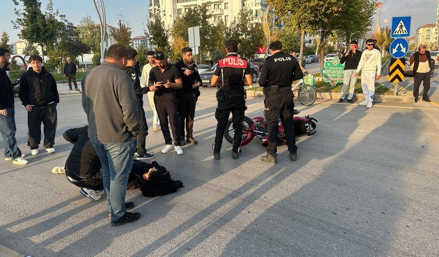 Malatya'da Otomobil ile Motosiklet Çarpıştı: 1 Yaralı