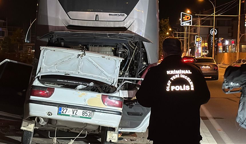 Malatya'da Otomobil Otobüsün Altına Girdi: 1'i Ağır 3 Yaralı
