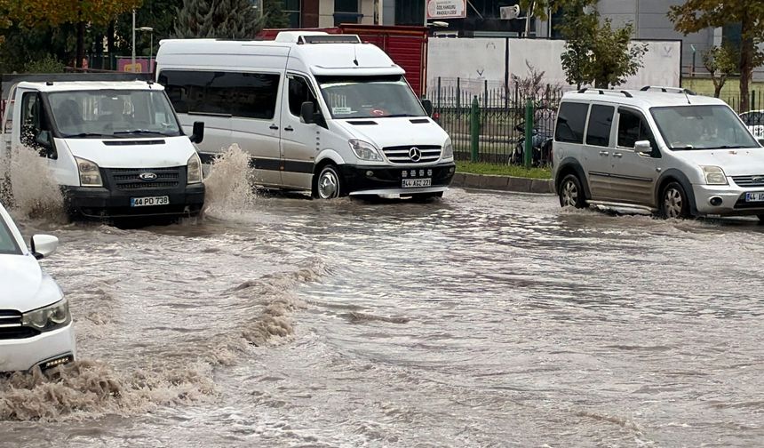 Malatya'da Sağanak Yağış Hayatı Olumsuz Etkiledi