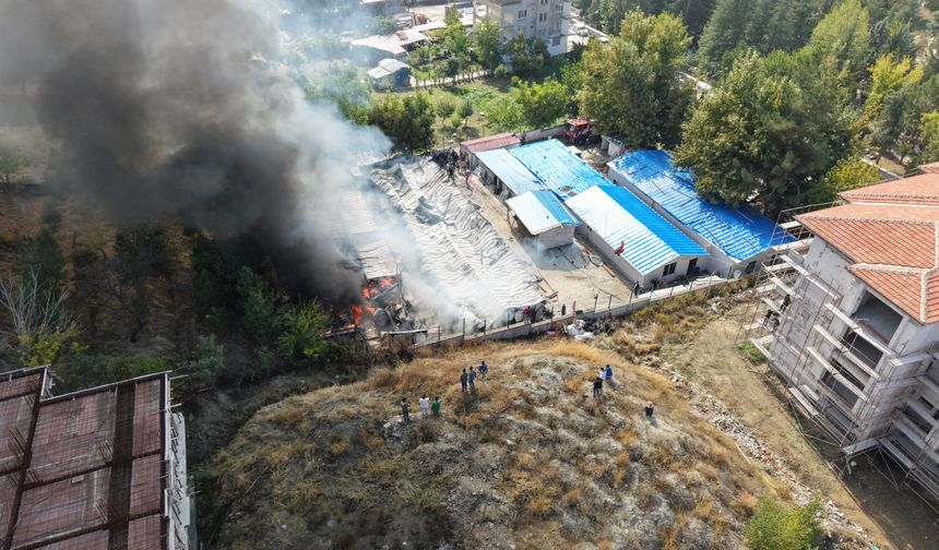 Malatya'da Şantiye Alanında Yangın: 30 Konteyner Zarar Gördü