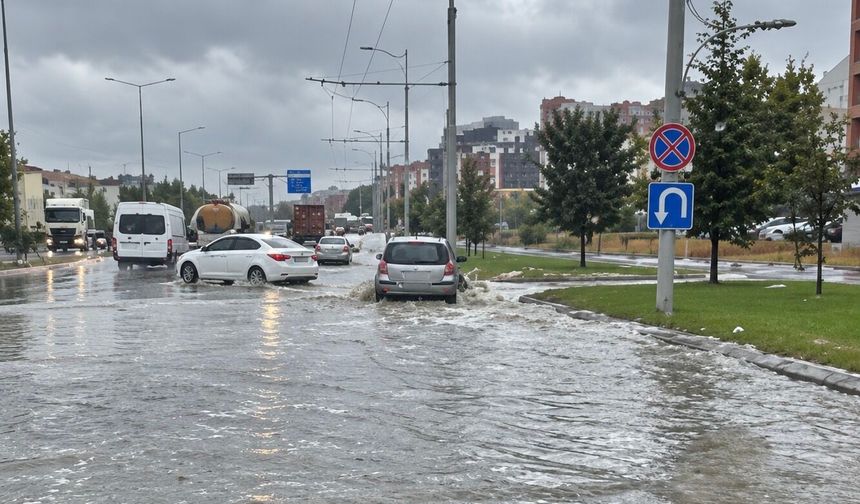 Malatya'da Sokaklar Göle Döndü, İşyerlerini Su Bastı