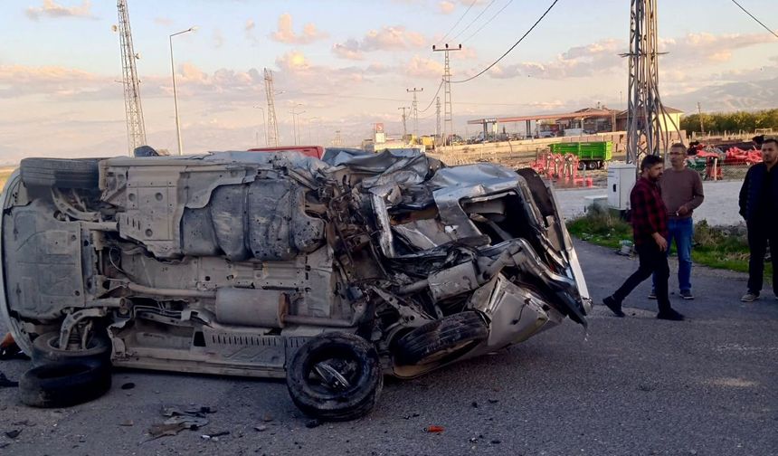 Yazıhan'da Minibüs İle Otomobil Çarpıştı: 1'i Ağır 3 Yaralı