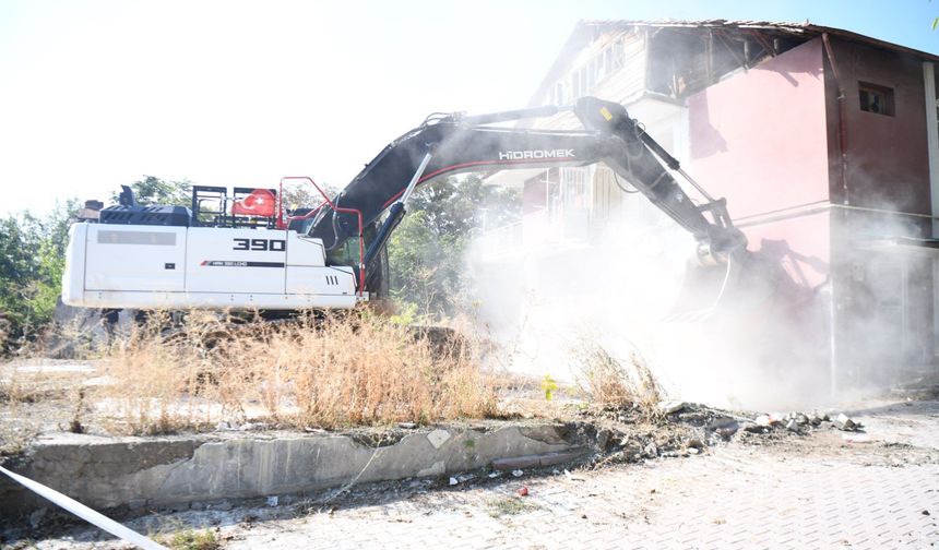 Yeşilyurt'ta Risk Oluşturan Metruk Bina Yıkıldı