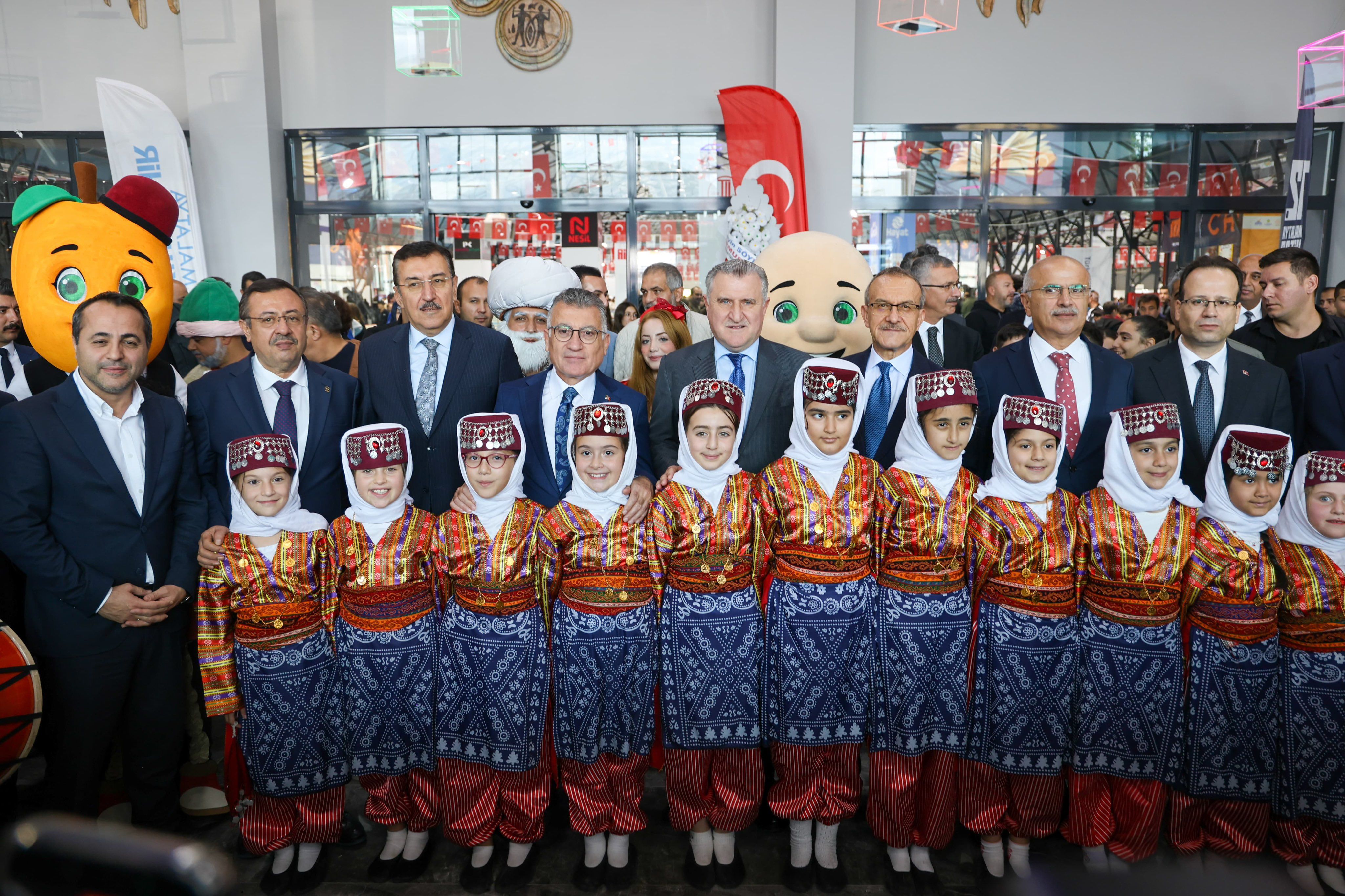 Malatya'da Kitap Şöleni Başladı: 300 Yayınevi, 350 İmza Etkinliği